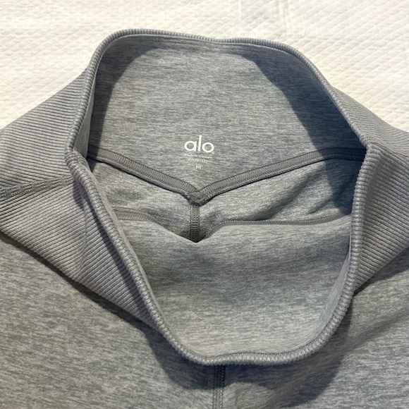 Alo Yoga Alosoft Aura Shorts 2” - Silver/Grey Medium - Picture 4 of 6